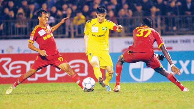 Công Vinh im tiếng, SLNA thắng nhọc Dù rất nỗ lực, Công Vinh vẫn chưa có được pha lập công thứ hai ở mùa giải này. ảnh: VSI
