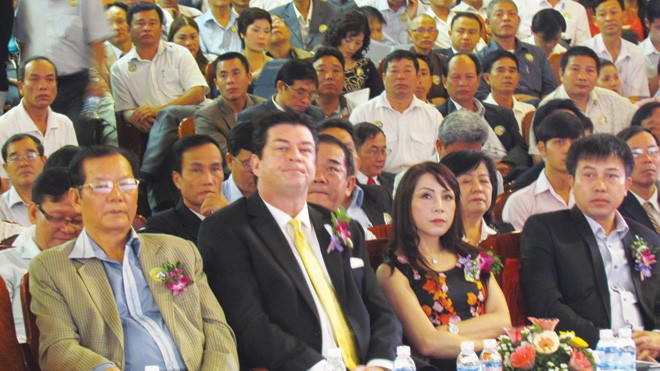 Công chứng dễ dãi hợp đồng của Cty Hiển Vinh Khách và “đối tác dự hội nghị của tập đoàn Rừng Toàn Cầu tại Nha Trang, ngày 19/2