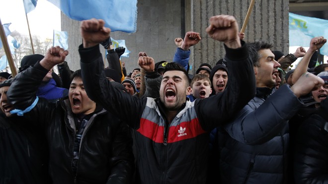 Ukraine cảnh báo Nga không can thiệp quân sự Những người thuộc nhóm Tatar tại bán đảo Crimea biểu tình trước trụ sở chính quyền thành phố Simferopol hôm 26/2. Ảnh: Darko Vojinovic