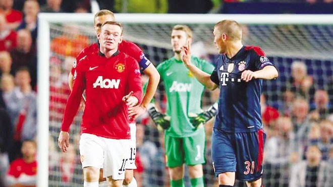 Quỷ đỏ phục hồi bản lĩnh Về cá nhân, Rooney (trái) đã thắng Schweinsteiger (phải). Ảnh: AP