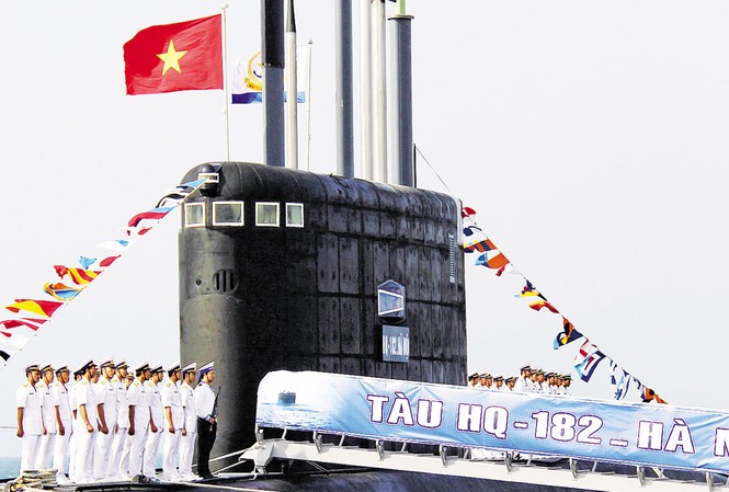 Thượng cờ trên đôi soái hạm ngầm Lễ thượng cờ cấp quốc gia tại tàu ngầm HQ - 182 - Hà Nội. ảnh: PV