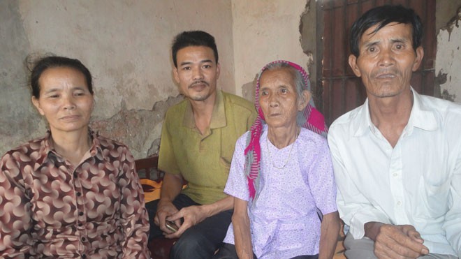Lại chuyện liệt sĩ trở về sau 36 năm Từ phải sang: Ông Nguyễn Đình Dầu bên mẹ, em trai và chị gái. Ảnh: K.N
