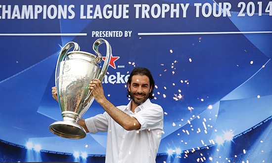 Pires tới Hà Nội để được ôm Cúp Champions League Danh thủ người Pháp ra giới thiệu chiếc cúp Champions League tại sân Hàng Đẫy
