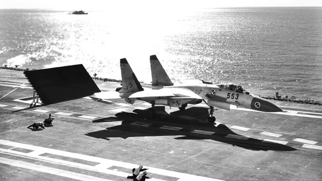 Ông Yanukovych bán công nghệ tàu sân bay cho Trung Quốc? Máy bay J-15 tập luyện cất cánh trên tàu sân bay Liêu Ninh. Ảnh: Chinamil