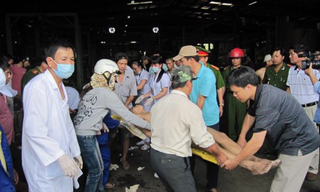Ngạt khí mê tan trong hầm, 6 người thương vong Cấp cứu người bị nạn. Ảnh: Pháp luật TPHCM.