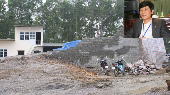 Thông tin mới về vụ 'Cán bộ dựng nhà trên dự án quốc phòng' Ông Phó phòng Tài nguyên - Môi trường huyện Mỹ Đức (ảnh nhỏ) nói, đất nhà ông (ảnh lớn) cũng nằm trong quy hoạch quốc phòng, nhưng đang “cho mượn”.
Ảnh: Trần Thanh