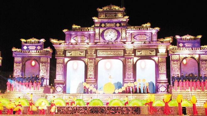 Khai mạc Festival Huế 2014: Cố đô - hội tụ và tỏa sáng Cố đĩ Huế lung linh đâm khai mạc