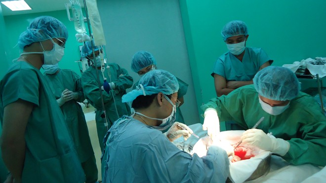 Mập mờ hiến tặng và mua bán thận 100.000 người suy thận mạn tính phải chạy thận nhân tạo và một nửa có chỉ định ghép nhưng không có thận