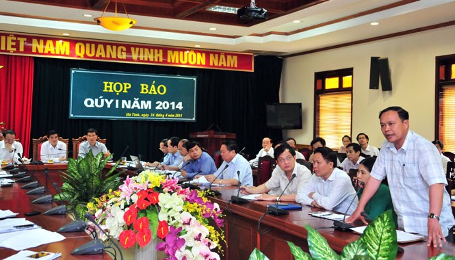 Vụ 4 công an bị dân nhốt: Không muốn chôn người khác trên đất mình Chủ tịch UBND xã Bắc Sơn, Trần Bá Hoành (đứng) khẳng định không xúi giục người dân