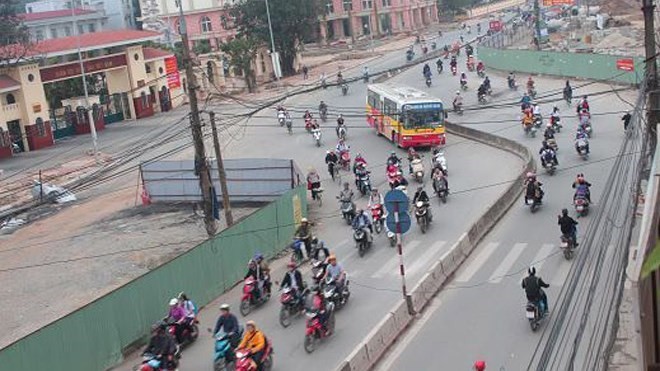 'Bẻ cong' đường để đảm bảo yêu cầu quốc phòng và kinh tế Đường Trường Chinh đang thi công. Ảnh: Tiền Phong