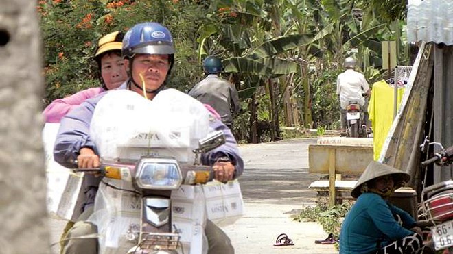 Thuốc lá lậu gây thất thu hàng ngàn tỷ đồng Vận chuyển thuốc lá lậu trên biên giới Đồng Tháp. Ảnh: Đăng nguyên