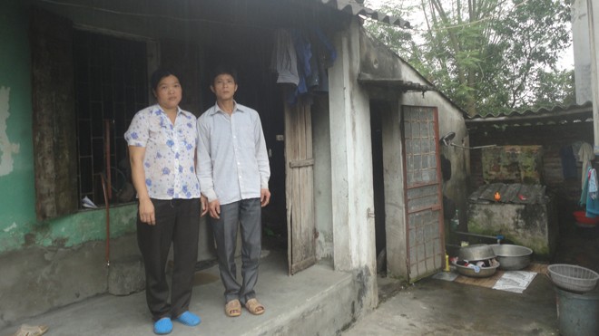 Hộ nghèo sống trong nhà chờ sập Vợ chồng anh Bảo trước căn nhà xuống cấp. Ảnh: K.N