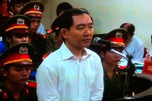 Dương Chí Dũng, Mai Văn Phúc khai nhận rượu ngoại, phong bì Bị cáo Dương Chí Dũng trước vành móng ngựa. Ảnh: Bảo Thắng