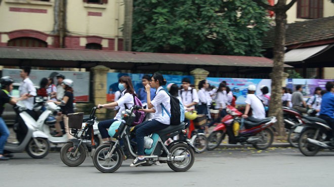 Cảnh sát chỉ tóm xe máy, ô tô, bỏ lơ xe đạp điện vi phạm? Học sinh có mang theo mũ bảo hiểm nhưng không sử dụng. Ảnh: Hoàng Trần