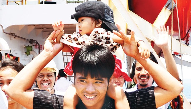 Sống sót kỳ diệu sau 25 giờ bơi giữa đại dương Anh Trần Minh Sang và con gái 15 tháng tuổi - động lực giúp anh sống sót giữa biển đêm. Ảnh: văn chương