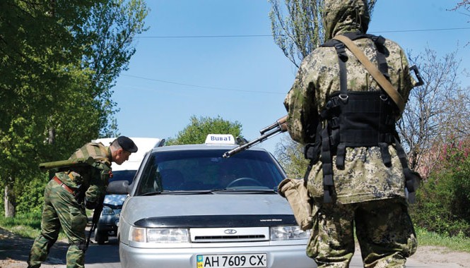 Quân đội Ukraine áp sát biên giới Nga Các tay súng ủng hộ liên bang hóa kiểm tra một chiếc xe gần thành phố Slavyansk hôm 25/4. Ảnh: Sergei Grits