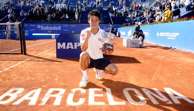 Barcelona Open: 'Vua' Kei Nishikori hất cẳng người Tây Ban Nha Nishikori cùng với chiếc cúp lịch sử. Ảnh: Barcelona Open