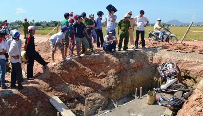 Hố công trình 'bẫy' nhiều người và xe máy Hố công trình 'bẫy' nhiều người và xe máy