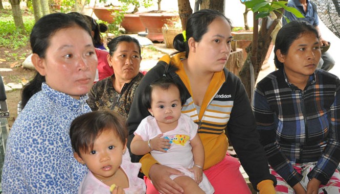 Người thân 61 ngư dân bị bắt giữ ở Indonesia hoang mang Những người mẹ, người vợ của 61 ngư dân bị bắt giữ đến nhà chủ tàu Trương Văn Ngữ hỏi thông tin và nhận tiền gạo hỗ trợ