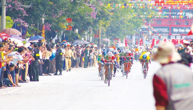 Những vòng xe tìm về lịch sử Các VĐV nam bung sức rút về đích tại quảng trường 7/5 ở thành phố Điện Biên. Ảnh: CMT