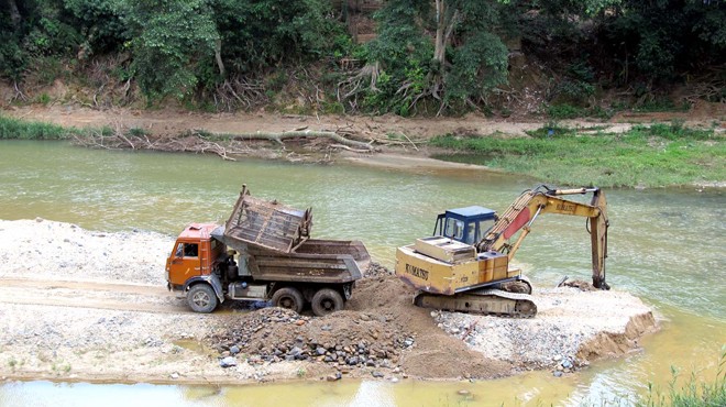 Bi hài, xin nước thủy điện để...đua thuyền Hút cát trên sông Bung. Ảnh: Nam Cường