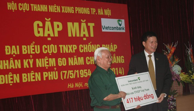 1,1 tỷ đồng tặng quà cựu TNXP chống Pháp và tham gia chiến dịch Điện Biên Phó Tổng Giám đốc Vietcombank Phạm Mạnh Thắng (bên phải) trao tặng tiền ủng hộ chương trình tặng quà cho cựu TNXP của báo Tiền Phong và T.Ư Hội cựu TPXP Việt Nam. Ảnh: Phương Hiếu
