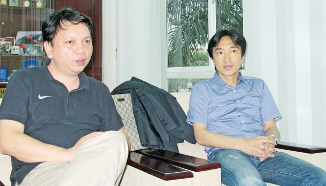 Hội đồng HLV có thẩm định hồ sơ ông Toshiya Miura hay không? TTK VFF Lê Hoài Anh (trái) trao đổi với HLV Toshiya Miura sau khi hai bên đạt được các thỏa thuận làm HLV ĐTVN. Ảnh: VFF