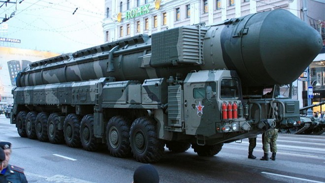 Nga phô diễn sức mạnh trong khủng hoảng Ukraine Tên lửa liên lục địa Topol của Nga có khả năng mang đầu đạn hạt nhân. Ảnh: Itar-Tass