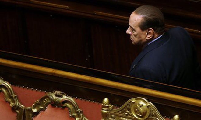 Cựu Thủ tướng Ý chăm sóc người loạn trí Ông Berlusconi tham gia giúp đỡ các bệnh nhân trong bữa ăn.