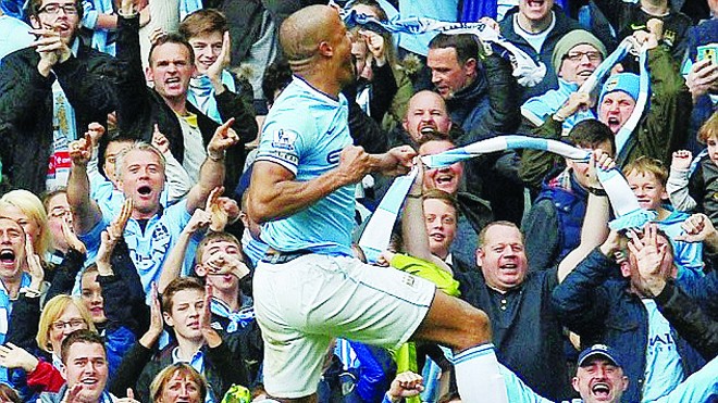 Manchester City lần thứ hai đăng quang Đội trưởng Vincent Kompany ăn mừng bàn ấn định chiến thắng 2-0 giúp Man City đăng quang sau mùa giải nhiều kịch tính. Ảnh: Dailymail