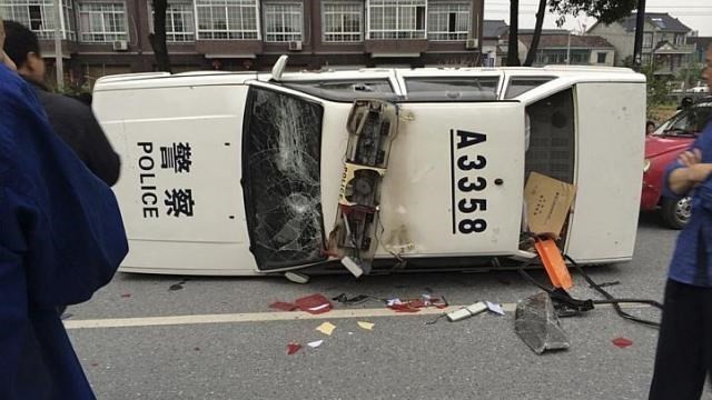 Biểu tình phản đối nhà máy rác, 39 người bị thương Người biểu tình lật xe của cảnh sát (Nguồn: Reuters)