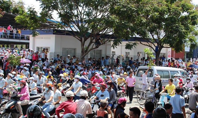 Yêu cầu công nhân đảm bảo sản xuất, chấp hành pháp luật Yêu cầu công nhân đảm bảo sản xuất, chấp hành pháp luật
