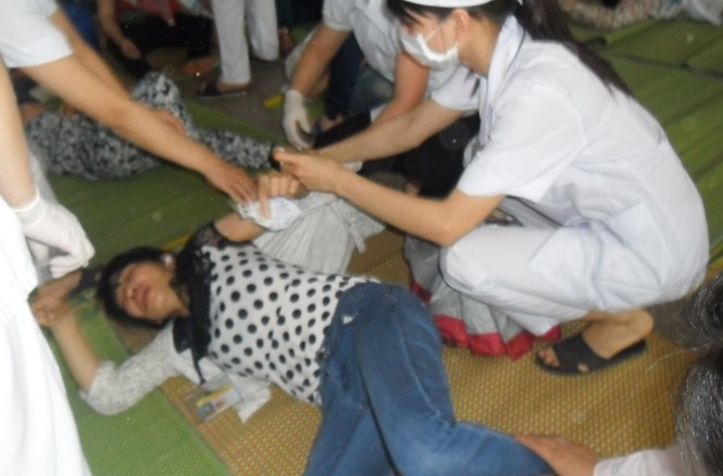 Công an điều tra vụ hàng trăm công nhân ngộ độc, nôn mửa Công nhân nhập viện ngày 15/5 tại Bệnh viện Đa khoa Hợp Lực. Ảnh: Phạm Nhài