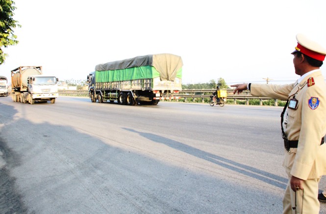 Tổng cục Đường bộ lý giải về thiết bị cân tải hỏng hóc CSGT Ninh Bình kiểm tra xe quá tải