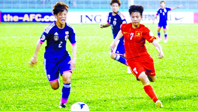 Việt Nam-Nhật (0-4): Không ngăn được 'mặt trời' ĐT nữ Việt Nam (phải) không thể gây bất ngờ trước nhà ĐKVĐ thế giới Nhật Bản. ảnh: T.Vũ