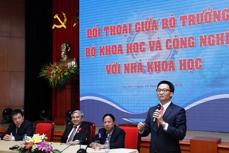 Đòi lại Hoàng Sa theo đúng luật pháp quốc tế Phó Thủ tướng Vũ Đức Đam phát biểu tại buổi đối thoại. Ảnh: VTC News