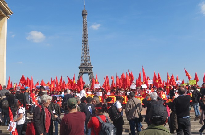 Biểu tình lớn tại Pháp phản đối Trung Quốc Hàng ngàn người tập trung giữa Paris phản đối hành động của Trung Quốc. Ảnh: L.A.H