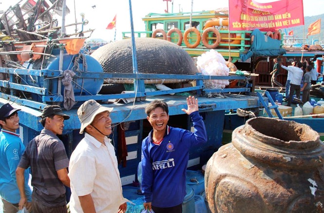 Tàu Trung Quốc vây ép, đâm va tàu ngư dân Việt Nam Ngư dân Đà Nẵng đồng loạt ra khơi chiều 15/5.
Ảnh: Hoài Văn