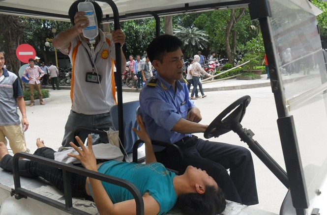 Hàng trăm công nhân nhập viện nghi do ngộ độc khí Công nhân nhập viện sáng 19/5. ảnh: H.L