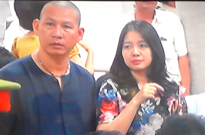 Vợ chồng bầu Kiên 'tình cảm' tại tòa Bà Đặng Ngọc Lan - vợ “bầu” Kiên bên trong hội trường xét xử. Ảnh: Tuấn Nguyễn.