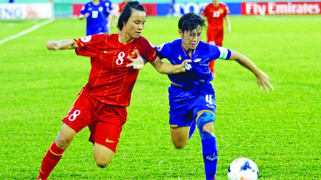 Tuyển Việt Nam hụt vé World Cup, HLV Trần Vân Phát nói gì? ĐT nữ Việt Nam (trái) không thể vượt qua Thái Lan để giành tấm vé dự World Cup năm sau. Ảnh: T.Vũ