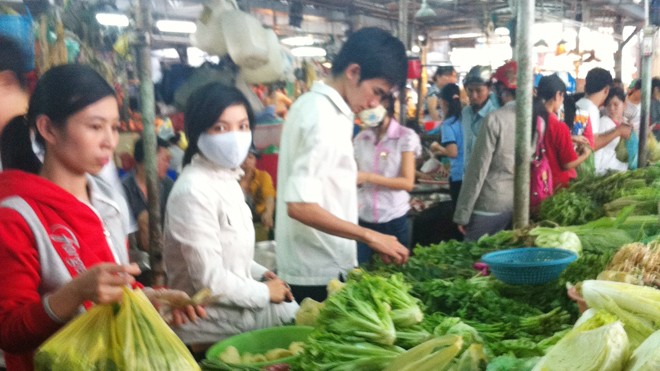 650 tỷ đồng hỗ trợ công nhân ở Bình Dương Công nhân được các tiểu thương chợ Dĩ An hỗ trợ bán thực phẩm giảm giá. Ảnh: L.N