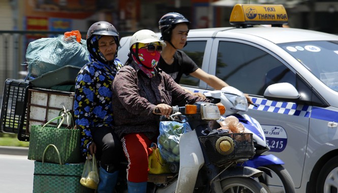 Nắng nóng kéo dài, miền Trung chưa có dấu hiệu hạ nhiệt Trời nắng ngoài đường lên đến 450C khiến người đi đường phải trang bị áo chống nóng. ảnh: Như Ý