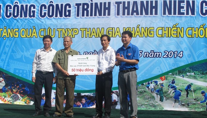 Bắc Giang ra quân chiến dịch TNTN hè Ông Nguyễn Bá Minh (áo trắng, bìa phải), Giám đốc Vietcombank Bắc Giang cùng đại diện Tỉnh Đoàn Bắc Giang, báo Tiền Phong trao tặng số tiền 50 triệu đồng cho đại diện Hội Cựu TNXP tỉnh