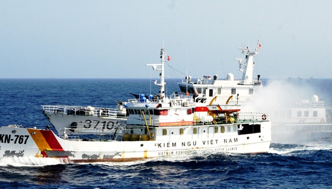 Tàu Trung Quốc tiếp tục tấn công tàu chấp pháp Việt Nam Tàu Trung Quốc ép đuổi, phun vòi rồng tàu Kiểm ngư 767 của Việt Nam. Ảnh: Ng. Huy