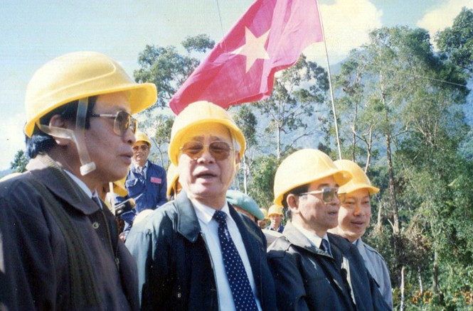 500 kilôvôn, nhoáng đã 20 năm Thủ tướng Võ Văn Kiệt ngày đó (thứ 2 từ trái sang) thường xuyên xuống công trình kiểm tra tiến độ dự án đường dây 500KV. Ảnh: T.L