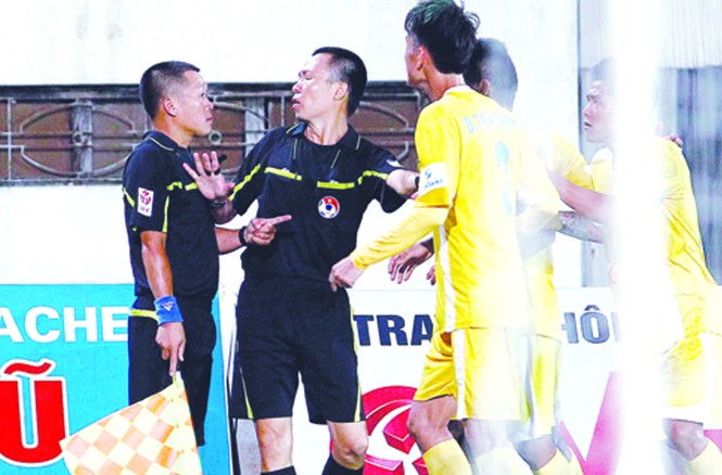 V.League lại nóng chuyện trọng tài Các cầu thủ Hải Phòng phản ứng với quyết định của trọng tài trong trận thua
QNK Quảng Nam cuối tuần qua. Ảnh: VSI.