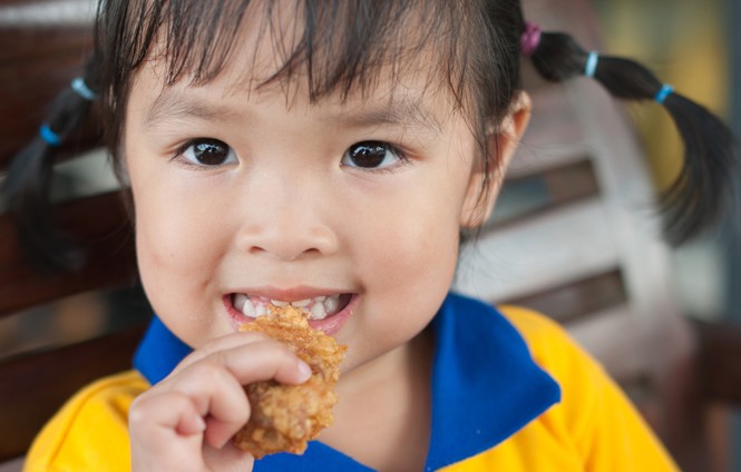 Làm gì để con phát triển khỏe mạnh? Bữa ăn hàng ngày của trẻ phải có ít nhất 15 loại thực phẩm khác nhau đến từ bốn nhóm thực phẩm bao gồm bột đường, đạm, chất béo và rau