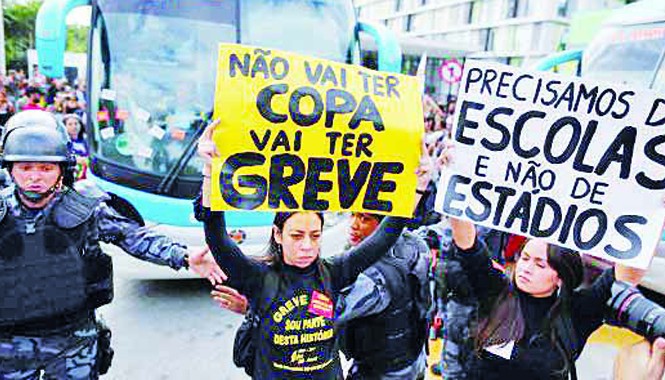 Đội tuyển Brazil bị dân phản đối vì World Cup Người dân phản đối trước trung tâm huấn luyện của đội tuyển Brazil. Ảnh: AP