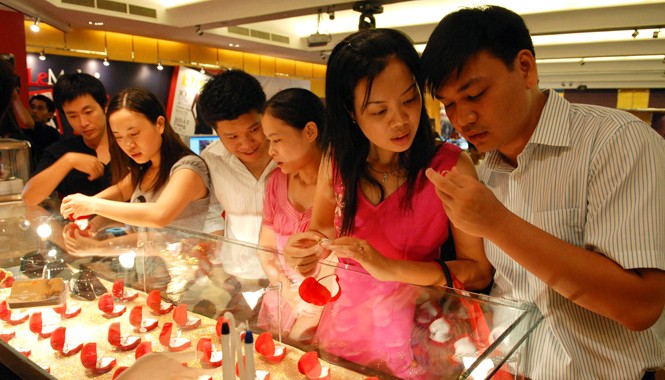 Bao giờ vàng trang sức Người tiêu dùng sẽ được hưởng lợi khi mua vàng trang sức sau ngày 1/6. ảnh: Như Ý